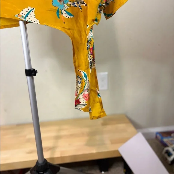 Tolani.Floral Yellow Women's Top 100% silk - Picture 4 of 7